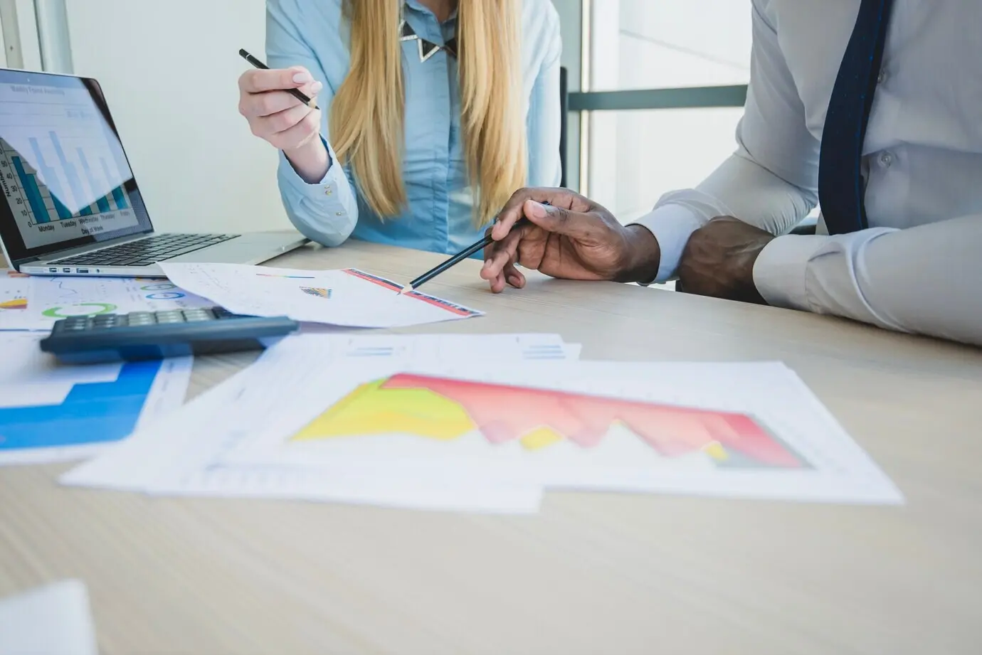 На столе лежат документы.