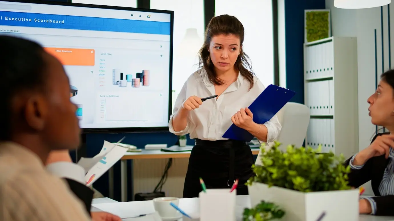 Бизнес-партнёры на встрече или конференции планируют стратегию, работают с цифровой интерактивной доской, обсуждают статистику проекта и обмениваются идеями. Сотрудники компании обсуждают новое бизнес-приложение.