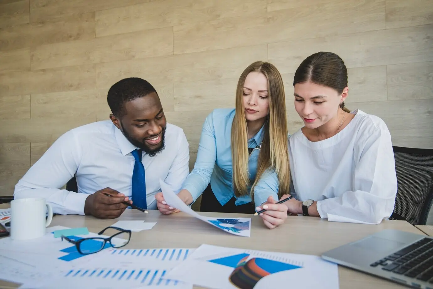 Трое деловых людей за рабочим столом.